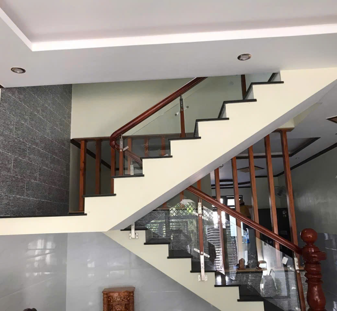 Cầu thang, lan can kính
